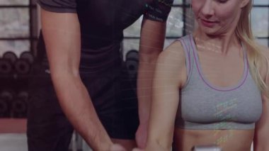 Spor salonunda antrenörlük yaparken halter kaldıran fitness müşterisi animasyon çizelgeleri gösteriyor. Sağlık, güç, eğitim, motivasyon, spor, sağlık, teknoloji