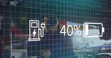 Kadın tamirci elinde tablet, oto tamirhanesinde araba kaldırma işlemini canlı şarjlı kaplamayla yapıyor. Otomasyon, teknoloji, yenilik, otomotiv, sürdürülebilirlik, verimlilik, dijital