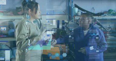 İki kadın teknisyen fabrikada kaynaklama eğitimi alıyor, holografik veri örtüleri sergiliyorlar. Sanayi, zanaat, teknoloji, işbirliği, yenilik, makine, kesinlik