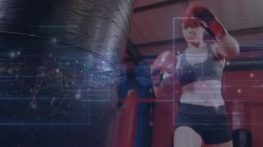 Boks ringinde kadın boksör boks torbası, parlayan devre, fitness teknolojisini gösteriyor. Atletik, güç, sağlık, dijital, modern, eğitim, fitness