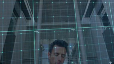 Steteskoplu tıp doktoru lobideki sağlık verilerini analiz ediyor, turkuaz ızgara kaplaması gösteriyor. Sağlık, teknoloji, yenilik, profesyonel, modern, kentsel, veri