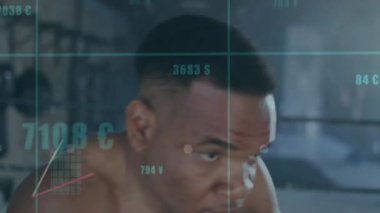 Erkek boksör spor salonunda yumruk atıyor, mavi eldivenler ve spor ölçümlerini gösteren animasyonlu grafiklerle. Sporcu, antrenman, dijital, performans, güç, kararlılık, motivasyon