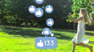 Sunlit Park çimlerini atlayan bir kadın, ikonlar gibi yüzen mavi bir renkle pazarlama verilerini örtüyor. Neşe, canlılık, açık hava, neşeli, hayat dolu, kaygısız, boş zaman