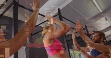 Spor partnerleri spor salonuna geliyor, hareketli güç grafiği ve kalp ikonu gösteriyorlar. Fitness, antrenman, güç, dayanıklılık, dostluk, motivasyon, modern