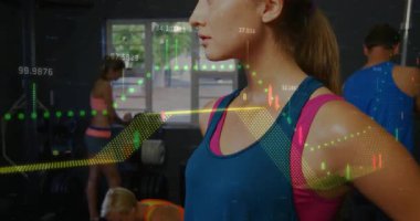 Spor salonunda halterleri kaldıran yakın plan bayan atlet AR fitness grafikleri ve sayısal verileri gösteriyor. Fitness, strength, technology, training, determination, motivasyon, performans