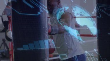 Erkek boksör spor salonunda kum torbasını yumrukluyor, fitness teknolojisini grafiklerle ve dünya haritasıyla örtüyor. Sporcu, güç, kararlılık, dijital, yenilik, kardiyo, eğitim