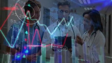 Hastane koridorunda tıbbi verileri inceleyen üç doktor holografik çizelgeler gösteriyor. Sağlık, takım çalışması, yenilik, analitik, sağlık, teknoloji, işbirliği