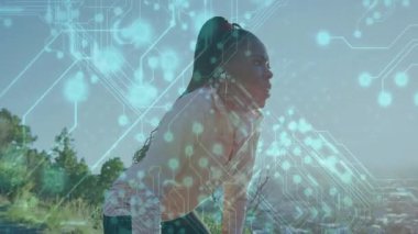 Kablosuz kulaklık takan, toprak izlere yaslanmış bir kadın fitness teknolojisi için dijital kaplama gösteriyor. Sporcu, sağlık, yenilik, açık hava, aktif giyim, fitness, dijital