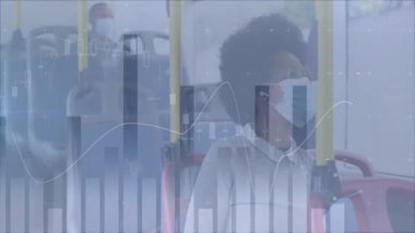 Maske takan orta yaşlı bir kadın otobüste oturuyor ve koltukların üzerinde veri çubuğu çizelgelerini gösteriyor. Toplu taşıma, kentsel taşıma, yolcu güvenliği, veri görselleştirme, iç tasarım, ulaşım endüstrisi, sosyal uzaklık