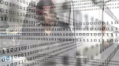 VR kulaklık takan kadın teknoloji laboratuarında donanım bileşenlerini yüzen ikili kod ile test ediyor. Teknoloji, yenilik, robotik, elektronik, fütürizm, deney, dijital
