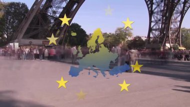 Eiffel Kulesi 'nin altındaki Paris plazasını kaplayan saydam Avrupa haritasını gösteren düz bir sahne. Yıldızlar dönüyor. Kent simgeleri, turizm, seyahat, mimari, turizm, kültür, kozmopolit