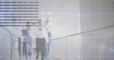 Tıbbi ekip hastane koridorunda yürüyor, çizgi tablolarla etkileşime geçiyor dünya haritası. Sağlık, işbirliği, teknoloji, yenilik, profesyonellik, klinik, teşhis