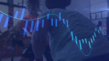 Üç basketbol oyuncusu analitik çizelge çizelgesini göstererek top sürüyor ve blok hareketleri yapıyor. Eylem, spor, yarışma, atlet, antrenman, takım çalışması, performans