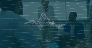 İş ekibi masada işbirliği yapıyor, canlı veri hattı grafiklerini tartışmada gösteriyor. İşbirliği, analitik, yenilik, takım çalışması, teknoloji, profesyonel, beyin fırtınası