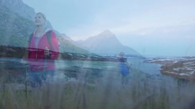 Yetişkin yürüyüşçüler dar dağ patikalarına tırmanıyor, animasyon sağlık verileri ve dağ haritasını gösteriyorlar. Macera, keşif, doğa, vahşi doğa, manzara, dayanıklılık, fitness