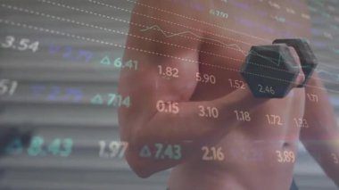 Spor salonunda dambılı kaldıran üstsüz bir adam, panellerde dalgalanan finansal hat grafikleri. Atletik, güç, kararlılık, teknoloji, dijital, uygunluk, güç
