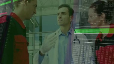Kadın doktor koridorda durumu açıklıyor, şifreleme grafiklerini gösteriyor, sağlık görevlileri tableti kontrol ederken. Tıp uzmanları, takım çalışması, dijital sağlık hizmetleri, modern hastane, veri güvenliği, klinik çevre, teknoloji
