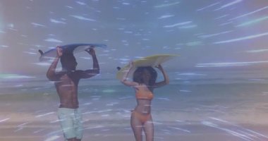 Sahilde seyahat pazarlamasında sörf tahtası tutan iki sörfçü animasyon dalga grafiği gösteriyor. Sahil, macera, coşku, eğlence, açık hava, arkadaşlık, yaşam tarzı.