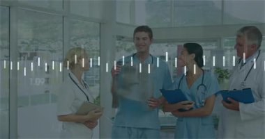 Hastane toplantısında röntgen filmi ve tablet notlarını inceleyen tıbbi ekip yüzen veri çubuklarıyla birlikte. Sağlık, işbirliği, tanı, teknoloji, profesyonellik, klinik, tıbbi