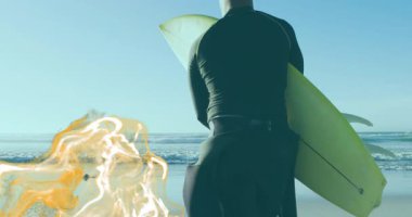 Sörf tahtasıyla kıyıda duran bir adam, girdap şeklinde altın şekillerle okyanusu harmanlayan grafik tasarımı için. Macera, keşif, dinginlik, atletik, minimalizm, doğa, kıyı