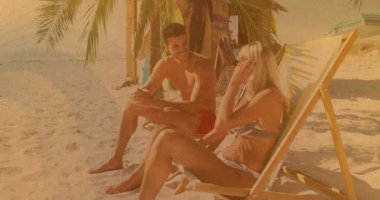 Erkek ve kadın tropikal plajda sörf kiralama işini tartışıyor, animasyon çizelgeleri ve ikonlar gösteriyor. Plaj, tropikal, rahatlama, yaşam tarzı, tatil, açık hava