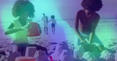 Çocuklar güneşli plajlarda kumdan kaleler inşa ediyorlar, eğitim için animasyon kova ikonları sunuyorlar. Aile, eğlence, yaz, neşeli, açık hava, resim gibi, hayat dolu.