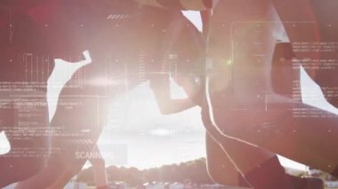 Bir grup erkek sporcu başlangıç çizgisinde çömelmiş spor teknolojisi HUD verilerini gösteriyorlar. Spor, rekabet, fütürizm, performans, çeviklik, açık hava, teknoloji