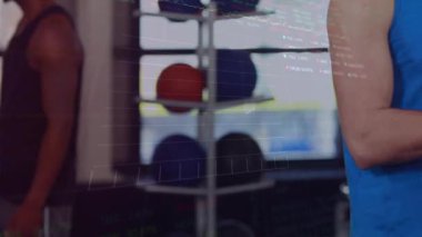 Spor salonunda antrenör ve stajyer danışman pano notları, animasyon performans grafikleri. Eğitim, spor, sağlık, sağlık, güç, motivasyon, egzersiz