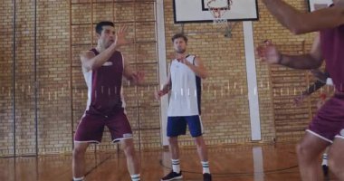 Erkek basketbolcu spor eğitimi için basketbol potasına doğru top sürüyor, grafikler üst üste geliyor. Atletizm, rekabet, eğitim, spor salonu, takım çalışması, egzersiz, spor