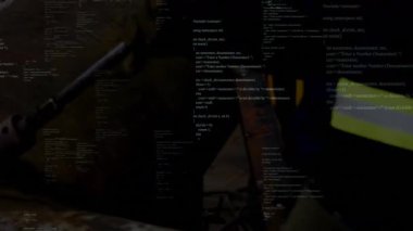 Fabrika atölyesindeki metal borulardaki kaynak makinesinde yüzen kod parçaları görülüyor. Metal işleri, endüstriyel, işçilik, dijital sanat, teknoloji, imalat, hassasiyet