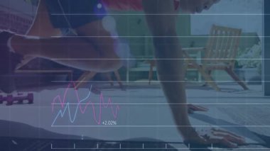 Oturma odasındaki gri halıda animasyon finansal grafikler ve bar çizelgeleri gösteren bir adam. Fitness, teknoloji, yenilik, sağlık, modern, çalışma alanı, motivasyon