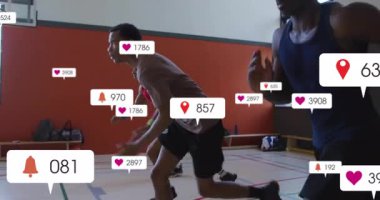 Dört adam basketbol sahasında koşuyor, yüzen sosyal medya simgeleri ve teknoloji örtüsü gösteriyorlar. Atletik, takım çalışması, fitness, rekabet, çağdaş, enerjik, motivasyon