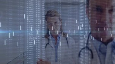 Stetoskop takan kıdemli kadın doktor ve erkek doktor tıbbi verileri ve çizelgeleri inceliyor. Sağlık, yenilik, profesyonellik, veri analizleri, işbirliği, modern, klinik