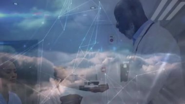 Klinikteki hasta evraklarını inceleyen tıbbi ekip yüzen dijital bulut ağı grafikleriyle birlikte. Sağlık, işbirliği, profesyonellik, teknoloji, tanı, takım çalışması, yenilik
