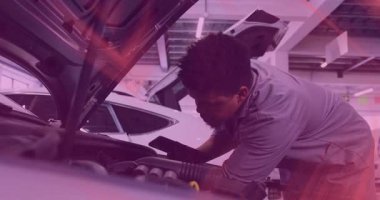 Tamirhanedeki araba motoruna yaslanmış akıllı telefon tutan erkek tamirci animasyon kaplamaları gösteriyor. Otomotiv, onarım, teknoloji, tanı, modern, sanayi, mühendislik