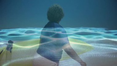 Kıdemli kadın teknolojiyi keşfediyor, holografik dalgalar ve yüzen ikili kodlarla etkileşimde bulunuyor. Teknoloji, yenilik, fütürizm, dijital, holografi, sibernetik, güçlendirme