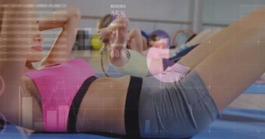Vücut geliştirme sınıfında karın mekiği çeken, grafikleri, haritaları ve yüzdeleri üst üste koyan kadınlar. Spor, sağlık, güç, motivasyon, sağlık, egzersiz, eğitim