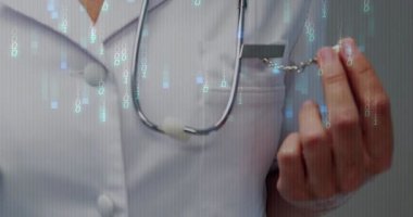 Kadın doktor steteskop sergiliyor, sağlık teknolojisindeki yüzen ikili verilerle etkileşimde. Tıbbi profesyonellik, sağlık, dijital arayüz, veri analizi, klinik çevre, yenilikçi teknoloji, teşhis araçları