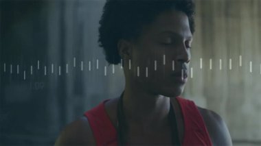 Kırmızı atlet giyen bir adam yüzen ilerleme çubukları ve teknoloji numaralarıyla etkileşime giriyor. Teknoloji, yenilik, fütürizm, dijital, arayüz, modern, veri görselleştirme