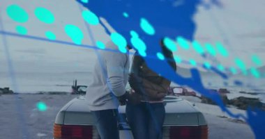 Kumsaldaki açık araba bagajında duran çift yüzen noktalar sergiliyor, teknoloji için kod çizgileri var. Romantizm, bağlantı, teknoloji, fütürizm, dinginlik, tatil, boş zaman