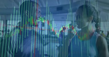 Spor partnerleri spor salonundaki finansal tabloları analiz ediyor, iş verilerini ön plana çıkarıyor. Fitness, collaboration, modern, üretkenlik, sağlık, iletişim, motivasyon