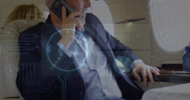 İş adamı jet koltuğunda akıllı telefondan konuşuyor, pazarlama teknolojisi için holografik arayüz sergiliyor. Lüks, teknoloji, yenilik, kurumsal, gösterişli, fütüristik, hareketlilik