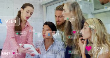 Pazarlama ekibi ofisteki tablet etrafında etkileşime geçerek yüzen sosyal medya simgeleri sergiliyor. İşbirliği, dijital, modern, teknoloji, takım çalışması, analitik, iletişim