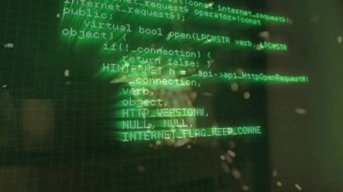 Metal atölyesinde uçan kıvılcımlar ve ızgara arayüzü gösteren yeşil kod metni. Gelecekçi, endüstriyel, teknoloji, siber güvenlik, otomasyon, dijital, mühendislik