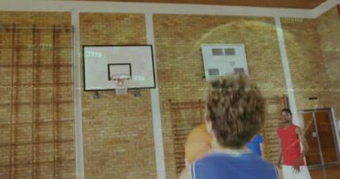 Spor salonundaki basketbol potasına bakan genç takım arkadaşları, animasyon eğitim çizelgesiyle. Sporcular, yoldaşlık, enerjik, takım çalışması, gençlik, fiziksel aktivite, fitness