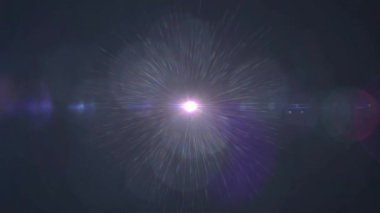 Merkezi parlak ışık kaynağı, çok renkli radyal çizgiler yayarak, karanlık arka planda parlıyor. Soyut, aydınlatma, enerji, canlı, dinamik, gelecekçi, dijital sanat