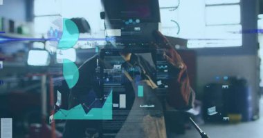 Kadın kaynakçı oto atölyesinde kask kaldırıyor, holografik çizelgeler ve ölçümler gösteriyor. Sanayi, teknoloji, yenilik, mühendislik, makine, fütüristik, profesyonellik