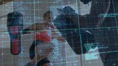 Spor salonunda boksör olarak kadın boksör çantası tutuyor. Kod ızgarası istatistikleri gösteriyor. Atletik, teknoloji, fitness, güç, yüksek teknoloji, eğitim, dijital