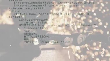 Metal öğütücü çarkı dönüyor ve düz dizaynla şifreli parlayan kıvılcımlar yolluyor. Teknoloji, imalat, sanayi, zanaat, kesinlik, yenilik, makine
