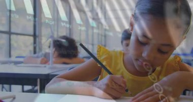 Sınıfta yazı yazan bir kız. Animasyon kalem ikonu ve yüzen veri grafikleriyle. Eğitim, gençlik, öğrenme, yaratıcılık, işbirliği, modern, ilham verici